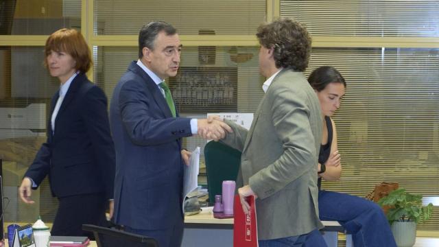 El presidente del EBB, Aitor Esteban, junto al secretario general del PSE-EE, Eneko Andueza