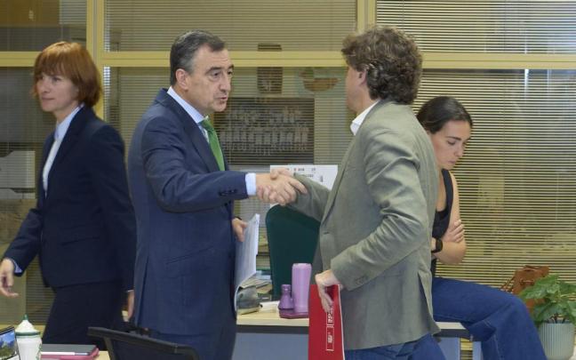 El presidente del EBB, Aitor Esteban, junto al secretario general del PSE-EE, Eneko Andueza
