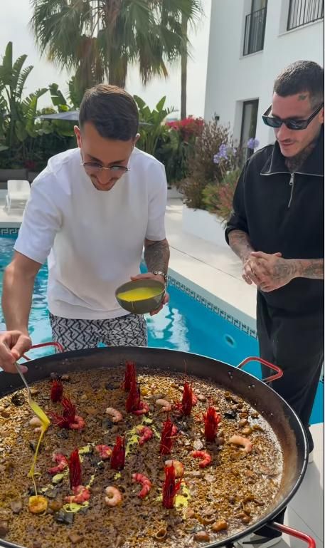 Alex Berenguer disfruta su paella con el chef Ramón Guillén