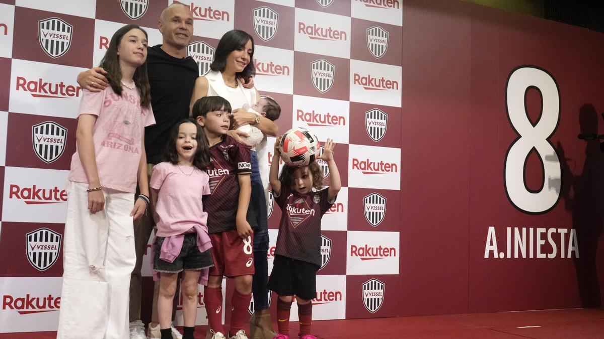 Andrés Iniesta, con su familia.