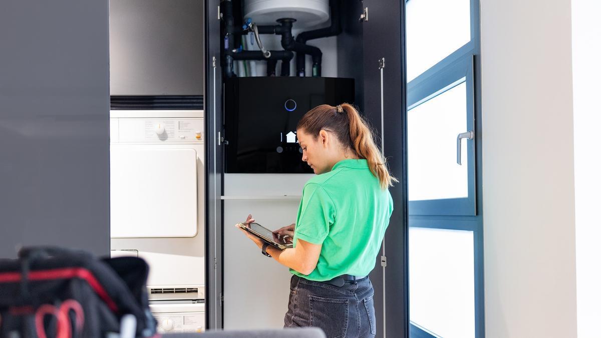 La electrificación es una solución contra las crisis energéticas al reducir la dependencia de combustibles fósiles.