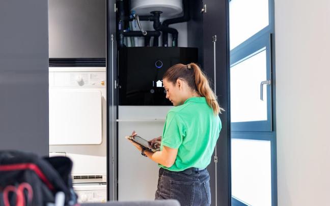 La electrificación es una solución contra las crisis energéticas al reducir la dependencia de combustibles fósiles.