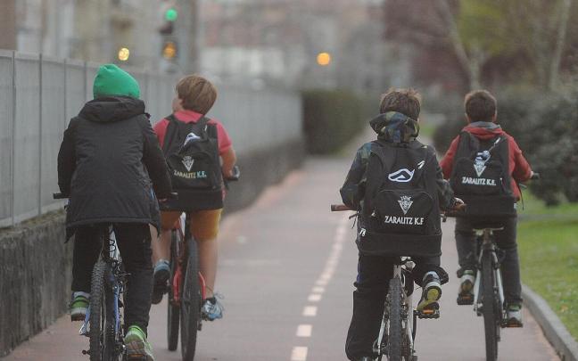Jóvenes zarauztarras en bicicleta por el bidegorri.
