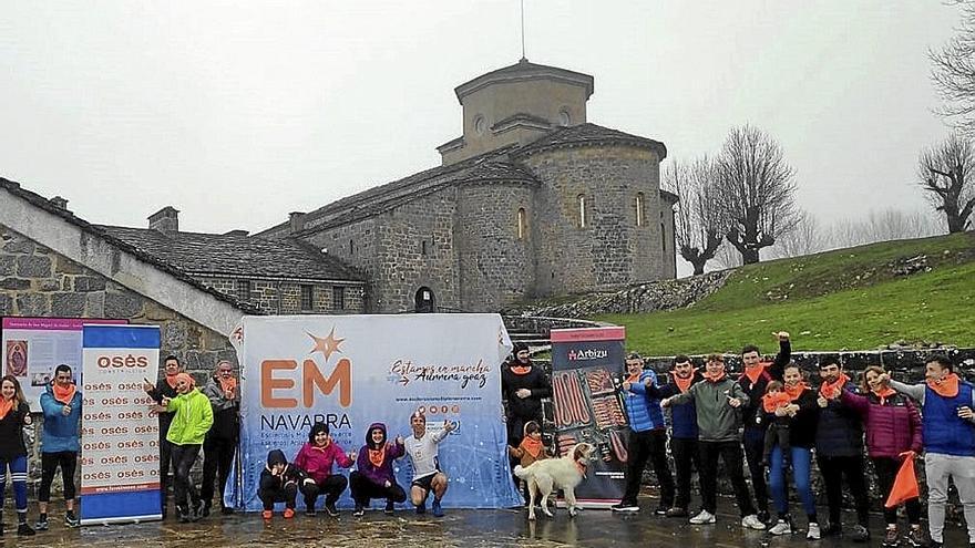 Kepa Gordo y miembros de la asociación presentaron el reto en San Miguel. | FOTO: CEDIDA