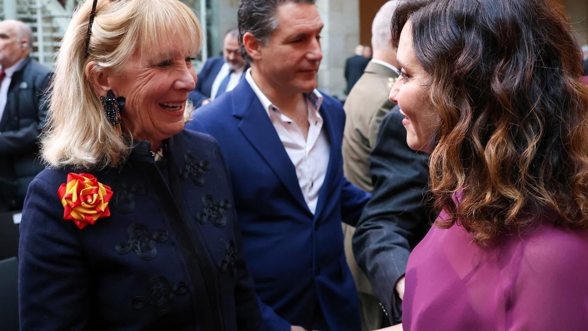 La presidenta de la Comunidad de Madrid, Isabel Díaz Ayuso (d), saluda a la expresidenta de la Comunidad de Madrid Esperanza Aguirre.
