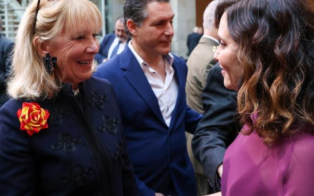La presidenta de la Comunidad de Madrid, Isabel Díaz Ayuso (d), saluda a la expresidenta de la Comunidad de Madrid Esperanza Aguirre.