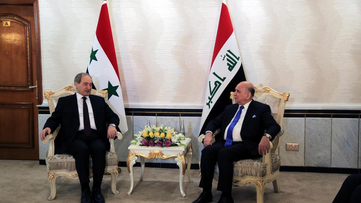 El ministro sirio de Asuntos Exteriores, Faisal al Miqdad, y su homólogo iraquí, Fuad Husein.
