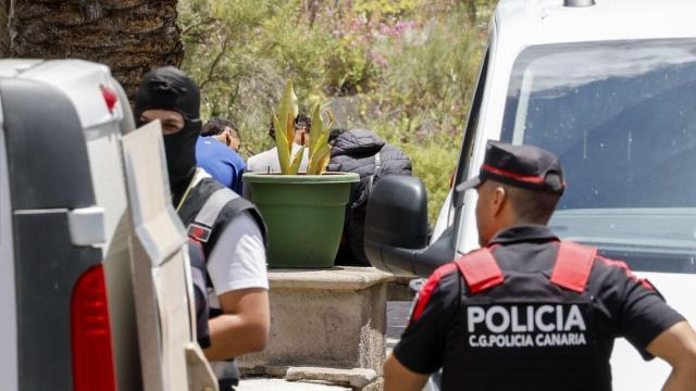 Agentes de policía durante el registro en el centro de menores / EFE Agentes de policía durante el registro en el centro de menores