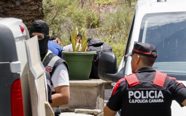 Agentes de policía durante el registro en el centro de menores
