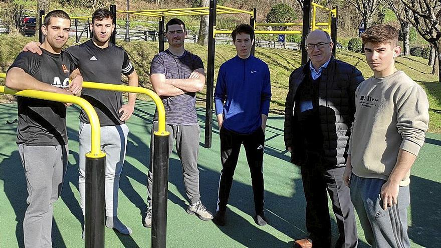 Javier Zubizarreta, junto a jóvenes practicantes de calistenia, en la inauguración del parque. | FOTO: UDALA