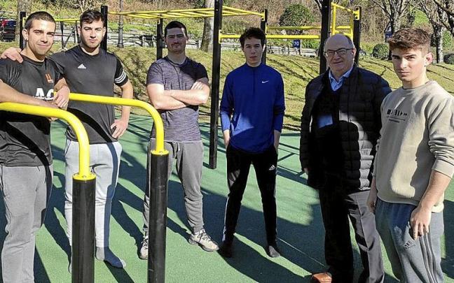 Javier Zubizarreta, junto a j&oacute;venes practicantes de calistenia, en la inauguraci&oacute;n del parque. | FOTO: UDALA