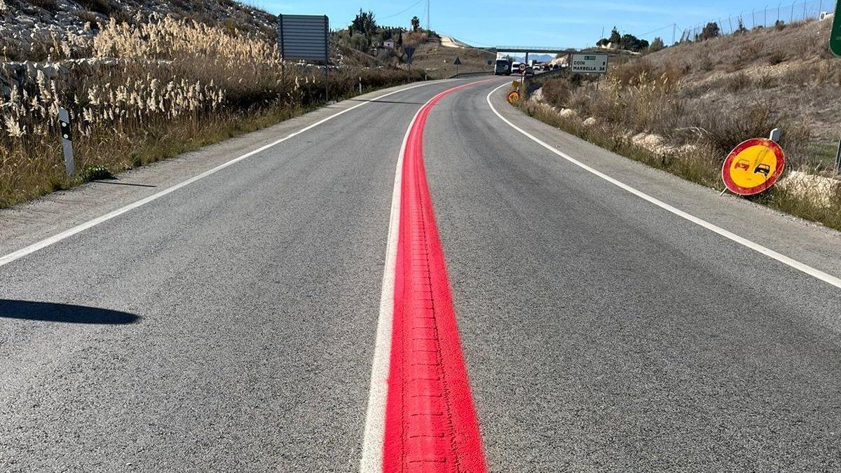 La carretera, con la franja roja.