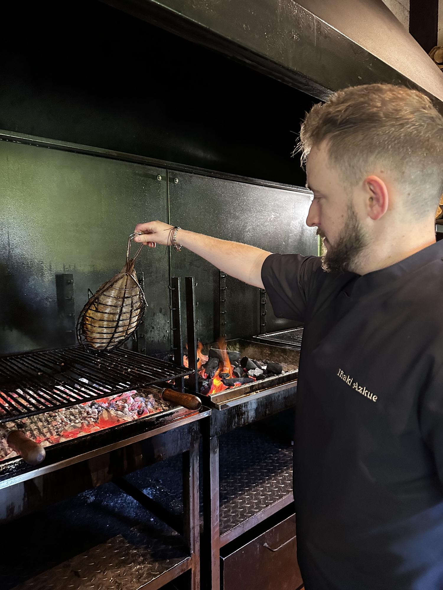 Iñaki Azkue, de El Vaskito, en las brasas.