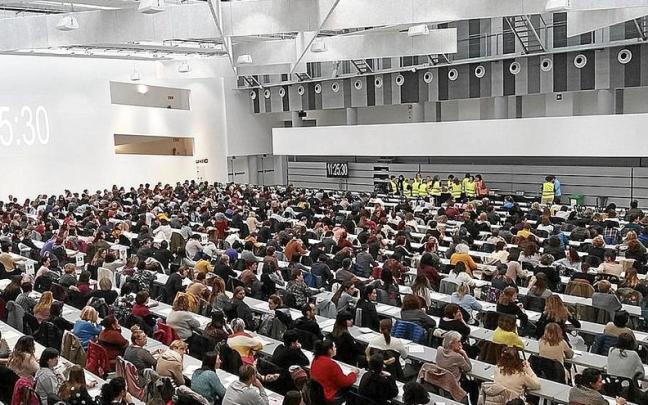 Participantes en una Oferta Pública de Empleo celebrada en Gasteiz. Foto: E. P. Participantes en una Oferta Pública de Empleo celebrada en Gasteiz. Foto: E. P.