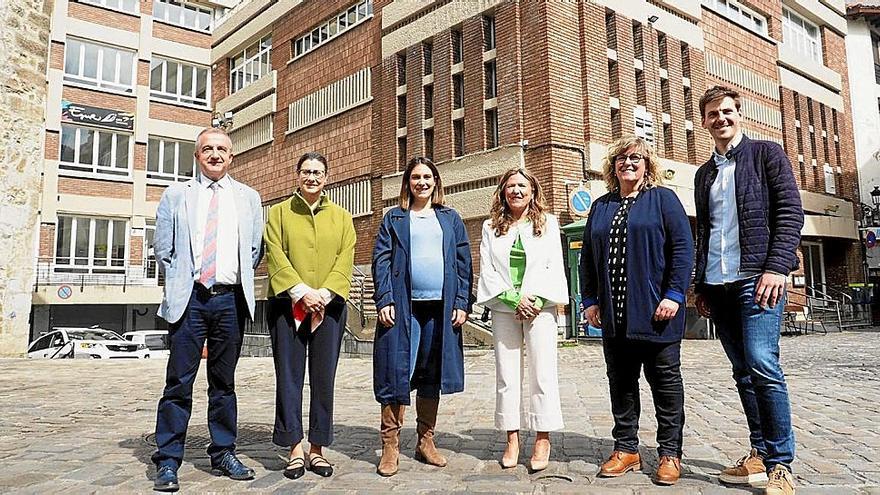 Presentación del proyecto del futuro ambulatorio ante el edificio de la Plaza del Mercado.