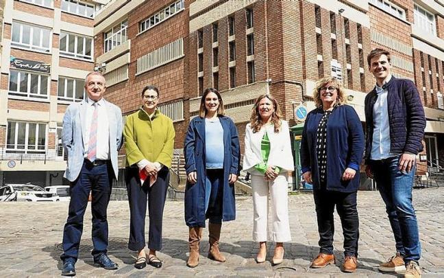 Presentación del proyecto del futuro ambulatorio ante el edificio de la Plaza del Mercado.