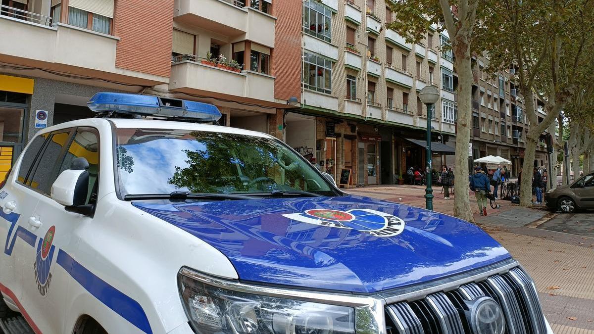 Un coche de la Ertzaintza estacionado / Europa Press