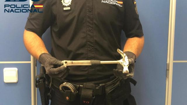 Imagen de archivo de un agente de la Policía Nacional con un martillo.