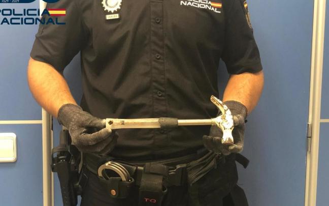 Imagen de archivo de un agente de la Policía Nacional con un martillo.