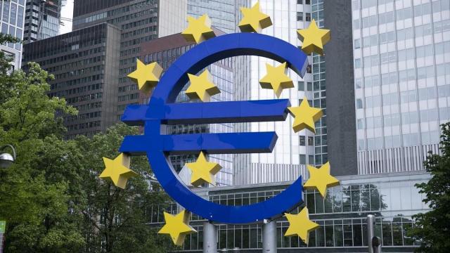 El símbolo del euro en la sede del Banco Central Europeo en una imagen de archivo.