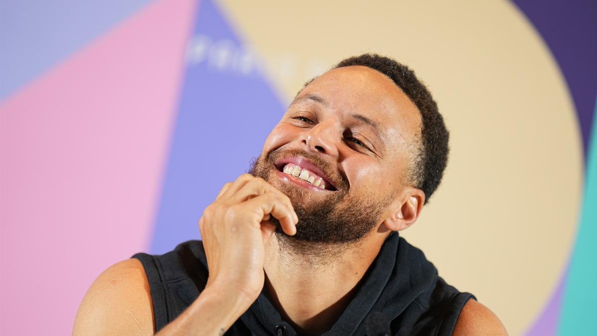 El jugador de baloncesto estadounidense Stephen Curry asiste a una conferencia de prensa antes de los Juegos Olímpicos de París 2024