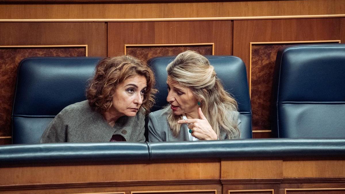 La ministra de Hacienda, María Jesús Montero, y la ministra de Trabajo, Yolanda Díaz, en el Congreso de los Diputados.