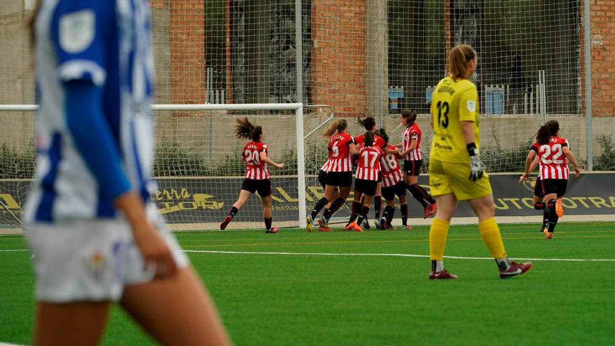 Las jugadoras del Athletic celebran uno de los goles frente al Sporting de Huelva.