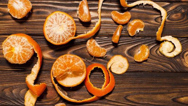 Las pieles de naranjas y mandarinas pueden rallarse para aromatizar bizcochos.