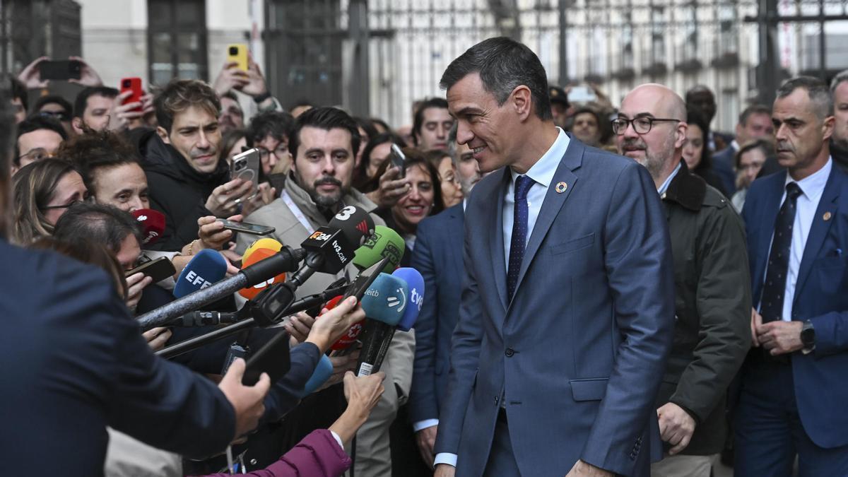 Sánchez responde a los medios a la salida del Congreso.