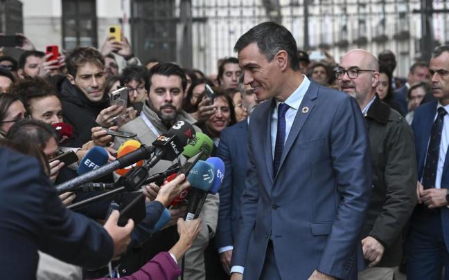 Sánchez responde a los medios a la salida del Congreso.