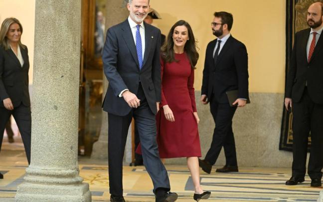 De acuerdo con la Constitución, es el monarca el encargado de distribuir "libremente" estos fondos