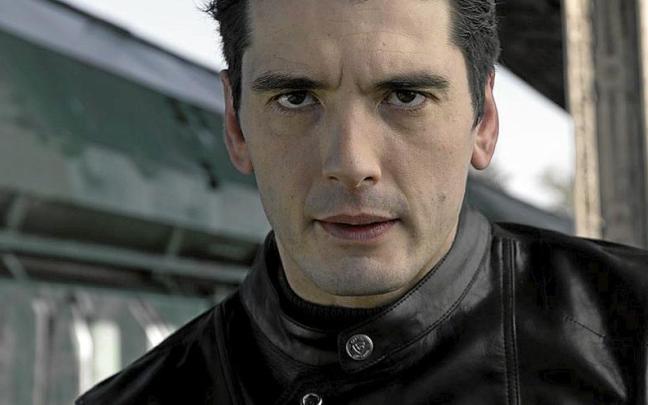 Junto a estas líneas, el actor guipuzconao Yon González, en una escena de ‘Memento Mori’ y abajo, cartel de la serie.