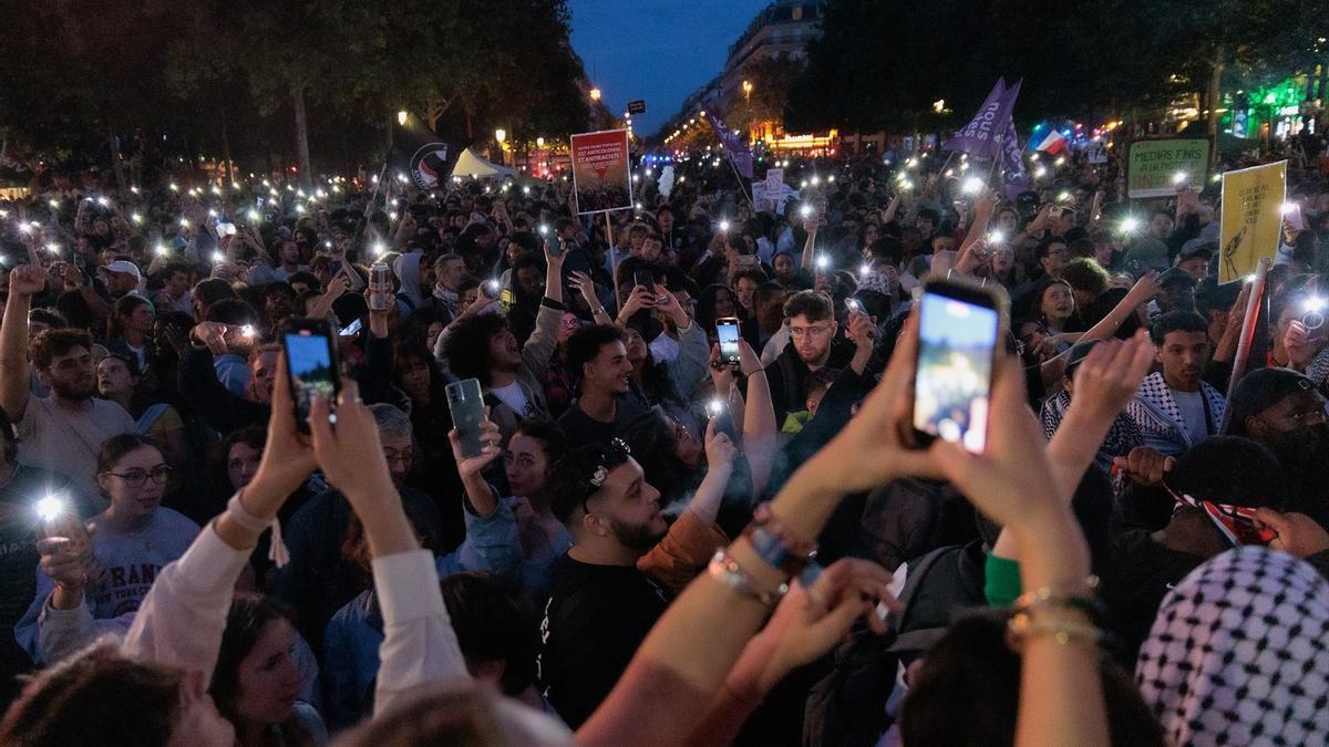 Los franceses se echan a la calle para celebrar la noche electoral.