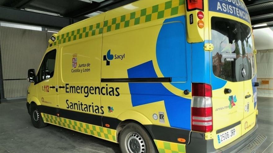 Imagen de archivo de una ambulancia soporte vital básico de Castilla y León.