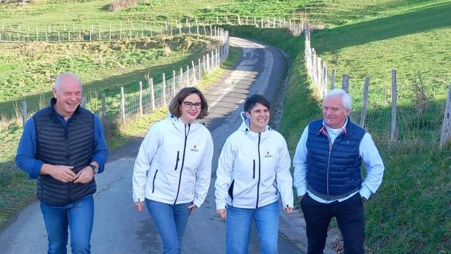 La diputada general de Bizkaia, Elixabete Etxanobe, junto a la diputada de Medio Natural y Agricultura, Arantza Atutxa; el presidente de Bizkaimendi, Gorka Elgezabal, y el alcalde de Garai, Erramun Osa