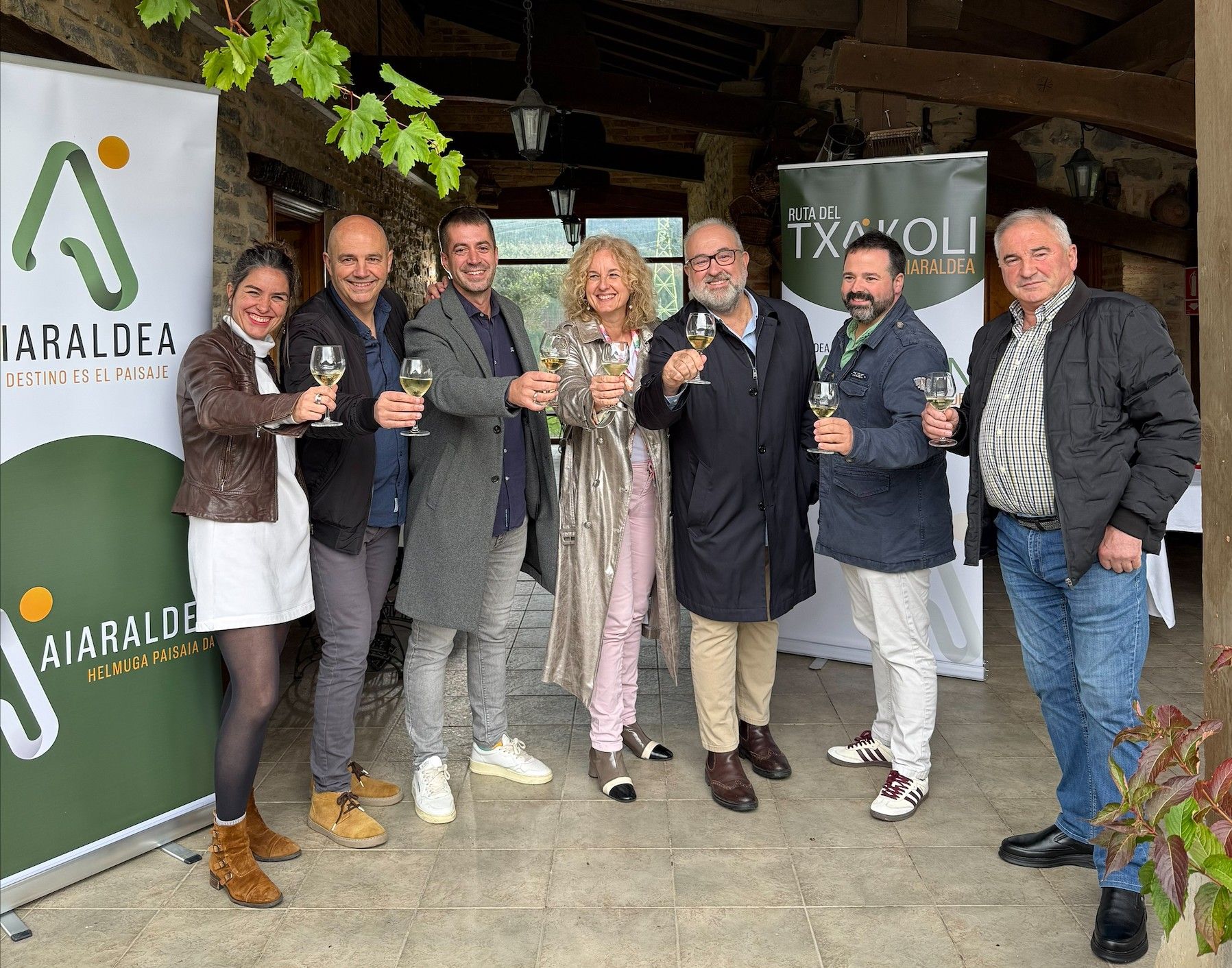 El brindis de salida al Txakoli Bizi de 2025 tuvo lugar en la casa rural Garabilla de la localidad ayalesa de Llanteno