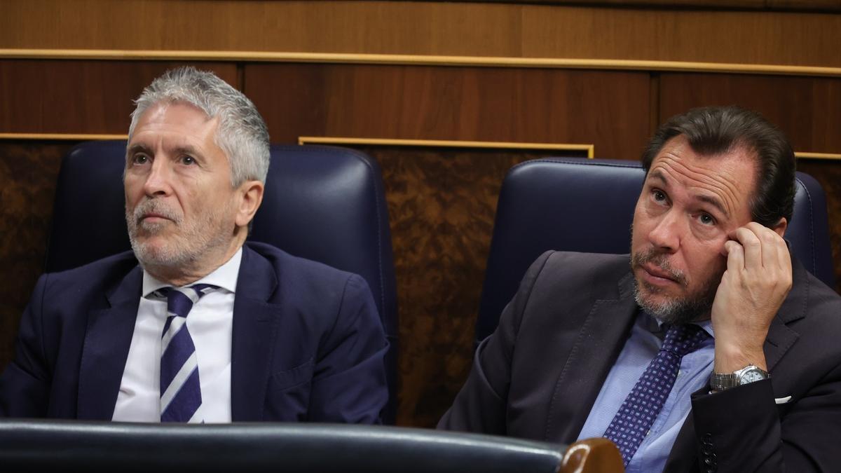 El ministro de Interior, Fernando Grande-Marlaska (i) y el ministro de Transportes y Movilidad, Óscar Puente.