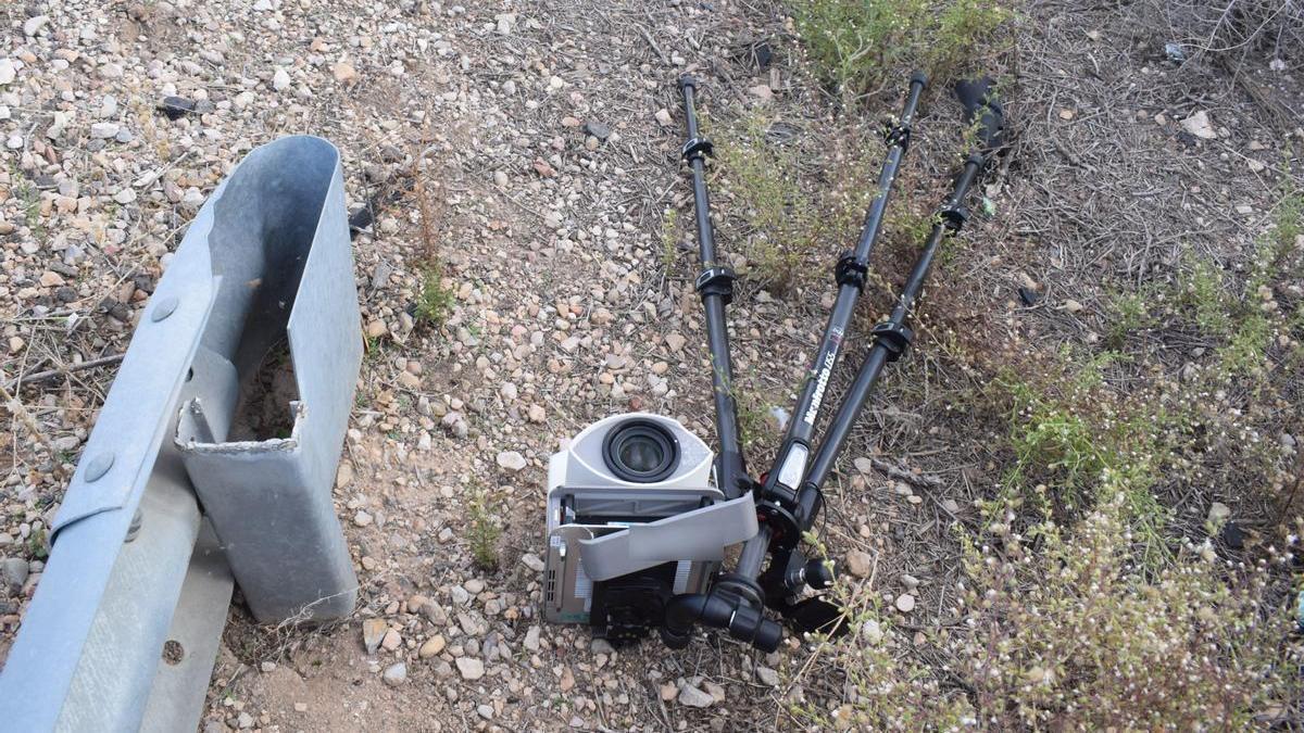 Radar de la Guardia Civil tras sufrir daños.