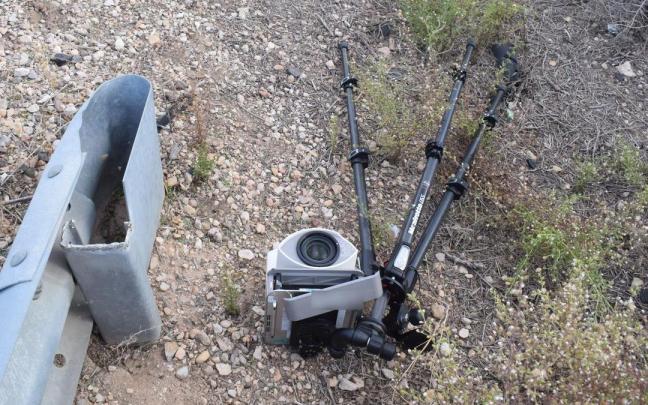 Radar de la Guardia Civil tras sufrir daños.