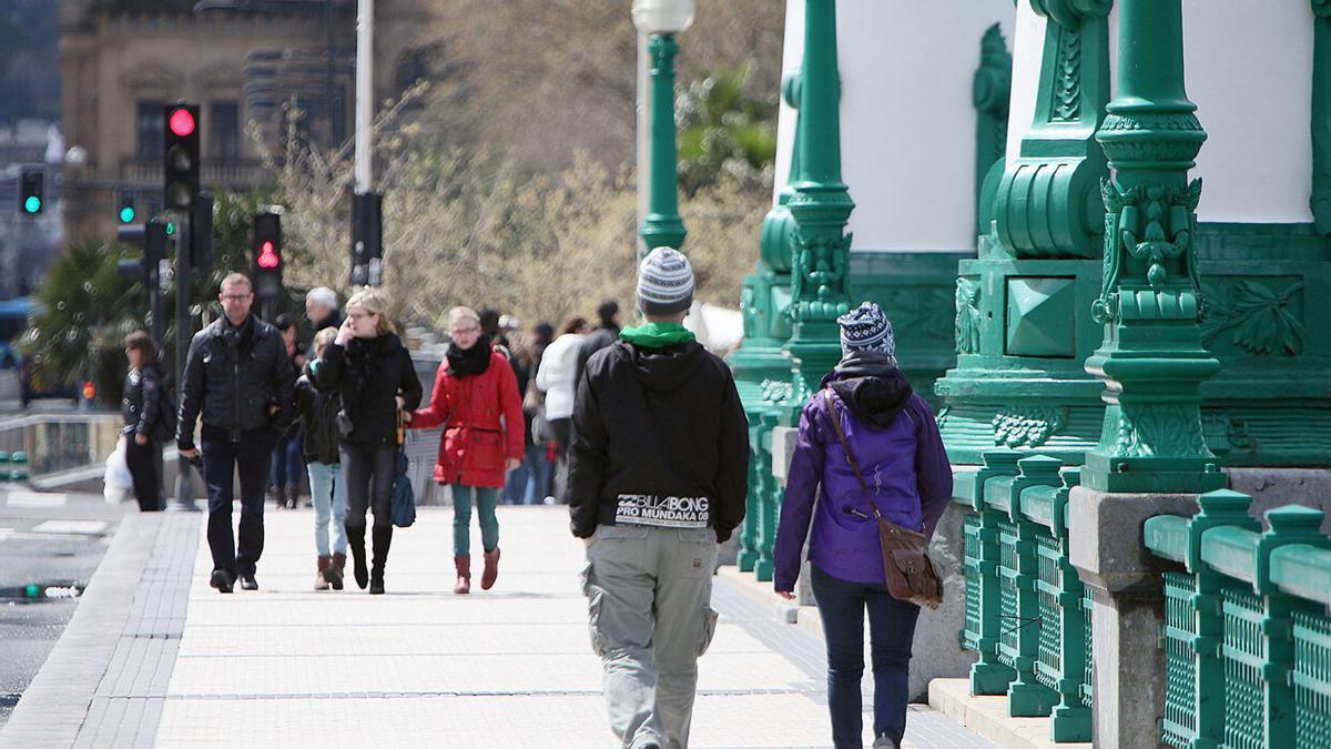 Varias personas se protegen del frío en Donostia