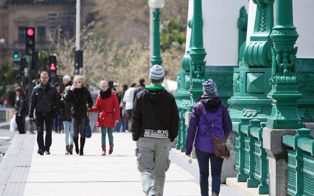 Varias personas se protegen del frío en Donostia