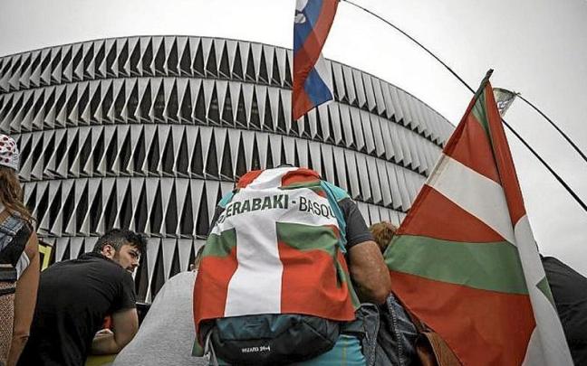 Gure Esku repartió ikurriñas en Bilbao. | FOTO: EFE Gure Esku repartió ikurriñas en Bilbao. | FOTO: EFE