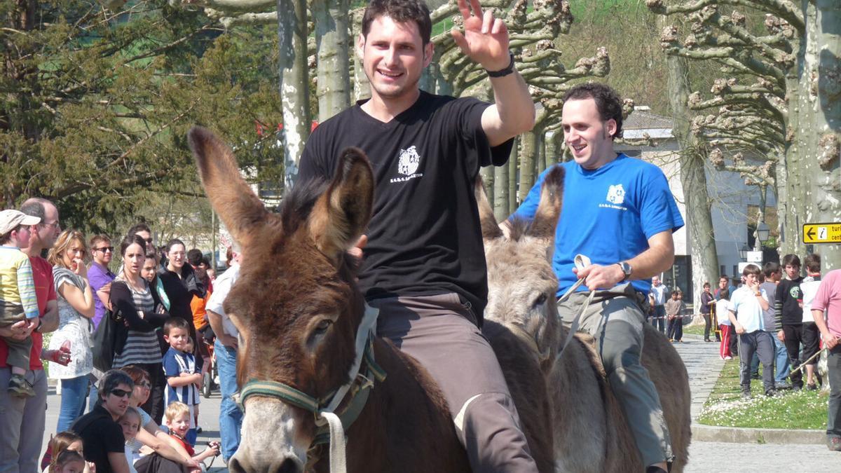 Celebración de la carrera de burros dentro del programa de las fiestas de San José del barrio azpeitiarra de Loiola.