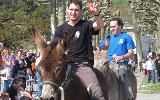 Celebración de la carrera de burros dentro del programa de las fiestas de San José del barrio azpeitiarra de Loiola. Celebración de la carrera de burros dentro del programa de las fiestas de San José del barrio azpeitiarra de Loiola.