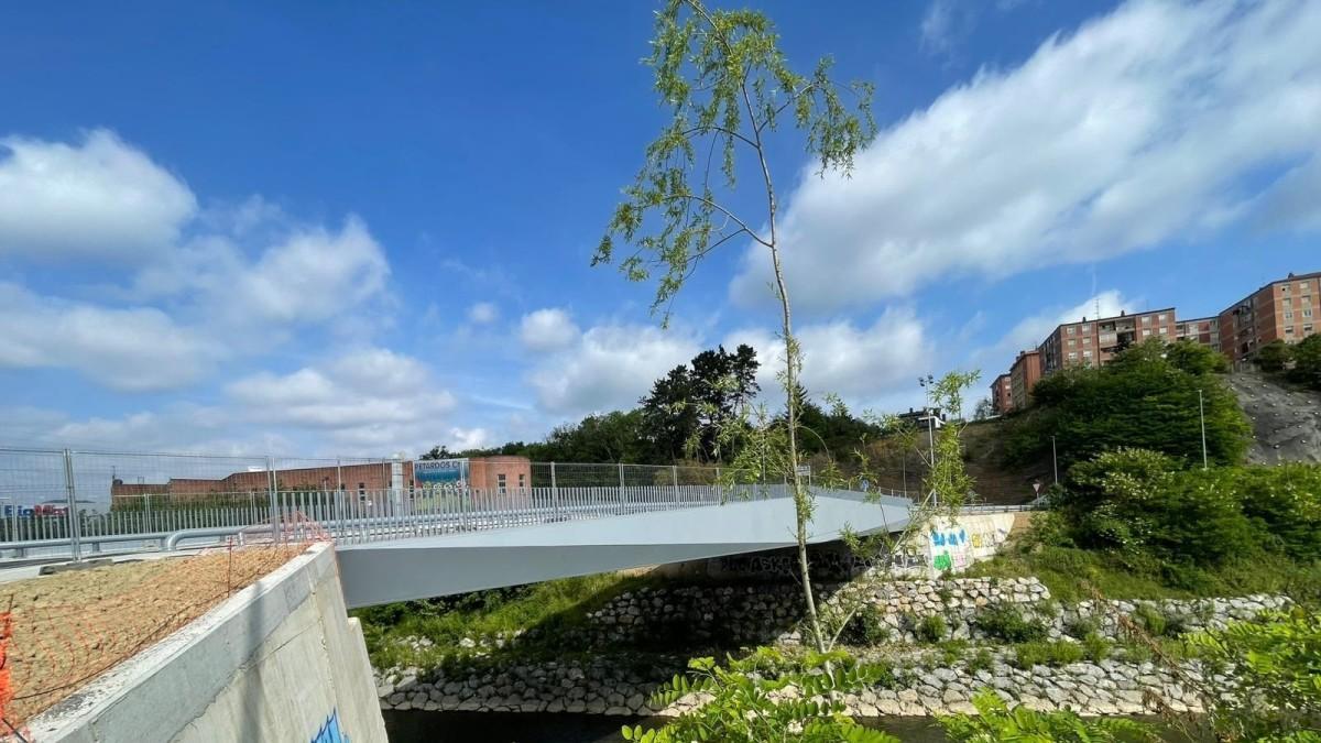 La coincidencia en las obras del puente Zuhatzu y la calle Txomin Egileor está generando problemas