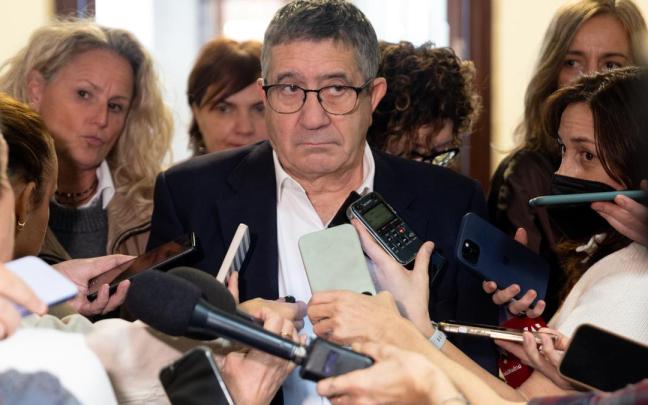 El portavoz del PSOE en el Congreso, Patxi López, atiende a los medios.
