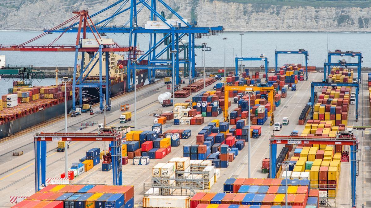Mercancías esperando para zarpar en el puerto de Bilbao.