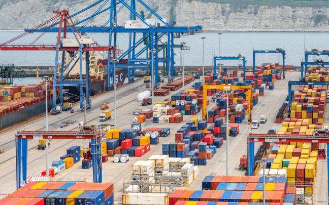 Mercancías esperando para zarpar en el puerto de Bilbao.