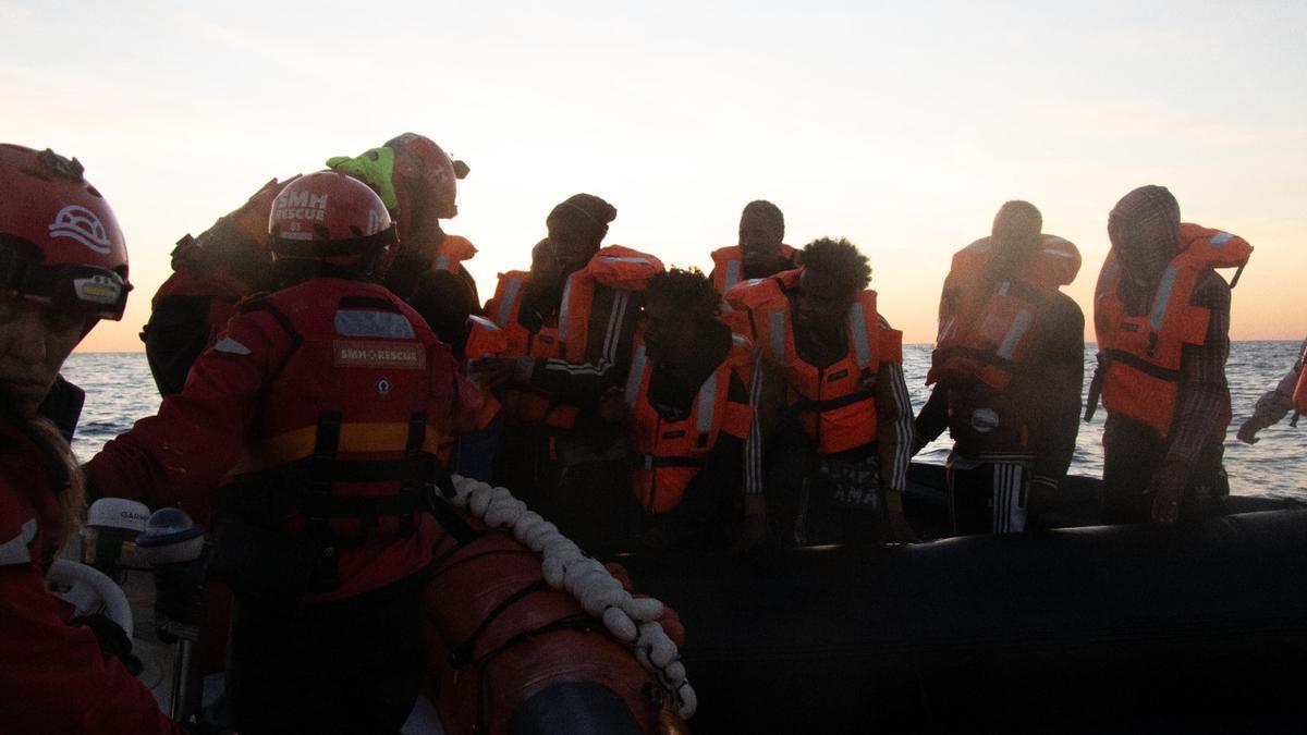 Desembarcan en Italia las 26 personas rescatadas por el Aita Mari en el Mediterráneo