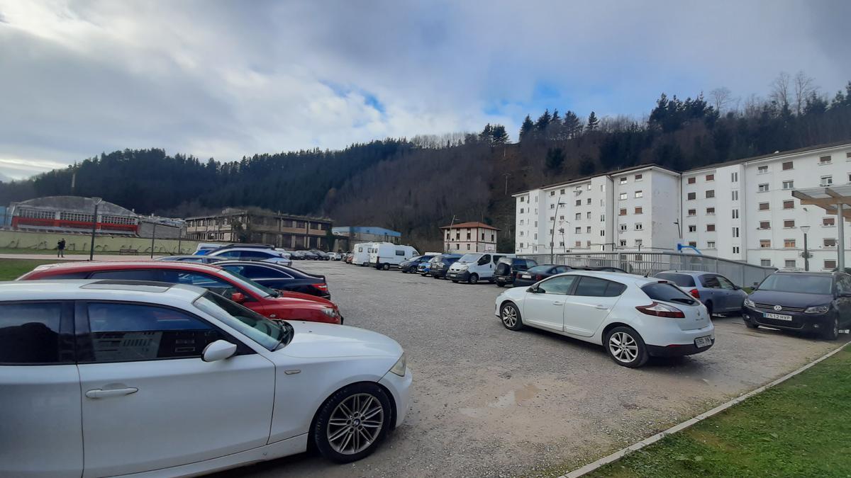 El solar pendiente de desarrollo en la promoción de San Andrés Berri (antigua Polmetasa), que el Ayuntamiento cederá al Gobierno Vasco para construir viviendas públicas.